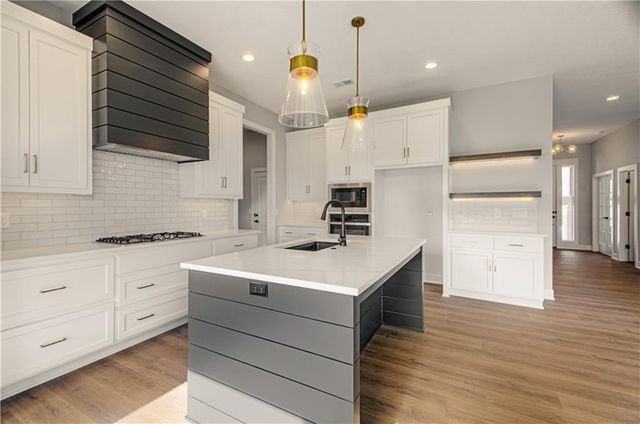 17148 S Heatherwood Street, Olathe, KS 66062