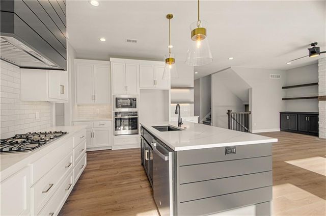 17148 S Heatherwood Street, Olathe, KS 66062