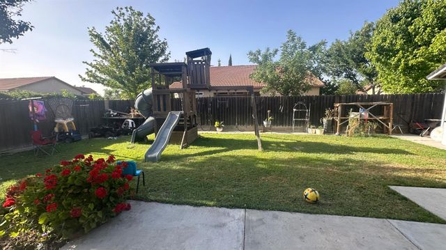 15888 W Stanislaus, Kerman, CA 93630