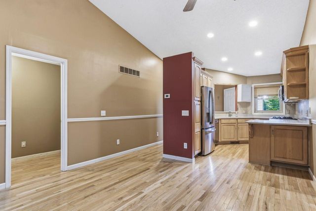 901 Oakwood Heights Circle 7, Eagan, MN 55123