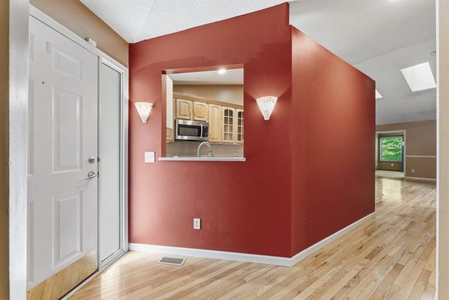 901 Oakwood Heights Circle 7, Eagan, MN 55123