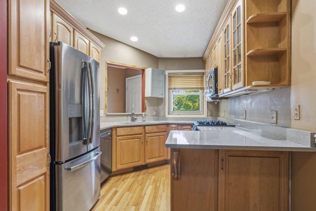 901 Oakwood Heights Circle 7, Eagan, MN 55123