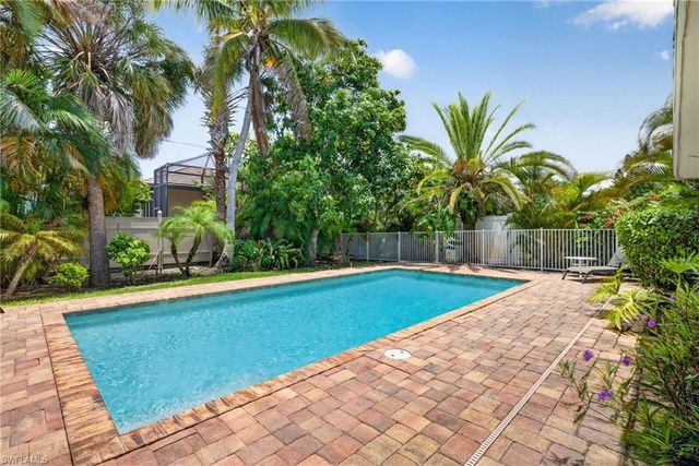 563 105th AVE N, Naples, FL 34108