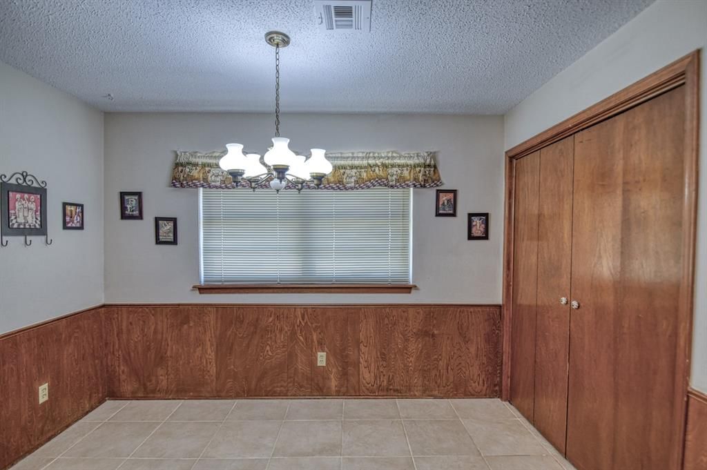 Image 14 of property listing at 1501 Glencliff Drive, Norman, OK 73071