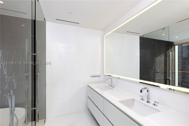 300 S Biscayne Blvd Way 2107, Miami, FL 33131