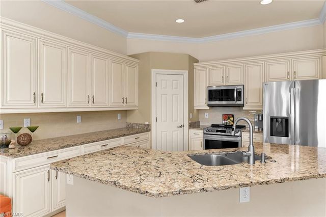 6718 Crowned Eagle LN, Naples, FL 34113