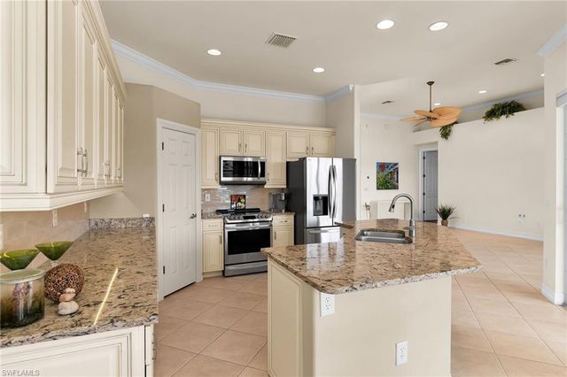 6718 Crowned Eagle LN, Naples, FL 34113