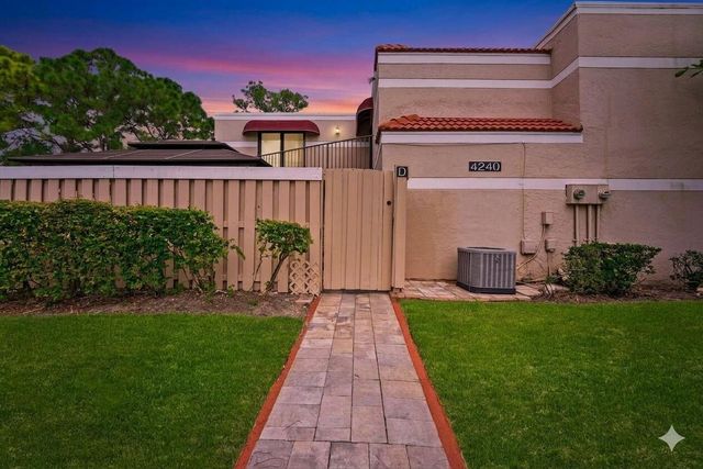 4240 Village Drive D, Delray Beach, FL 33445