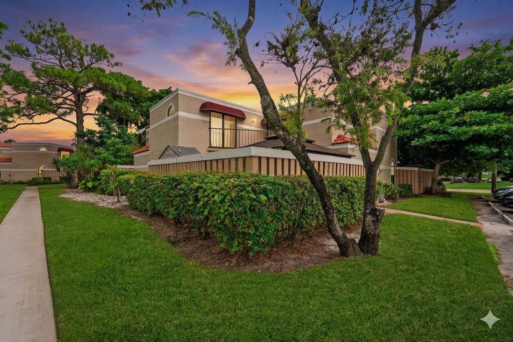 4240 Village Drive D, Delray Beach, FL 33445