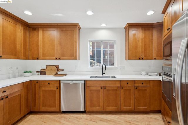 2170 Arrowhead Dr, Oakland, CA 94611