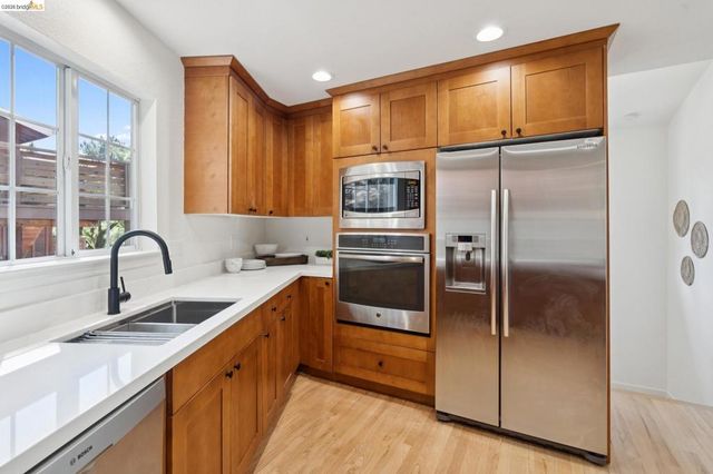 2170 Arrowhead Dr, Oakland, CA 94611