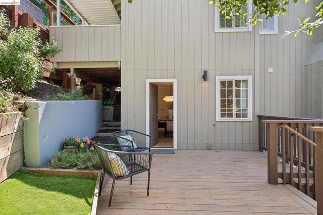 2170 Arrowhead Dr, Oakland, CA 94611
