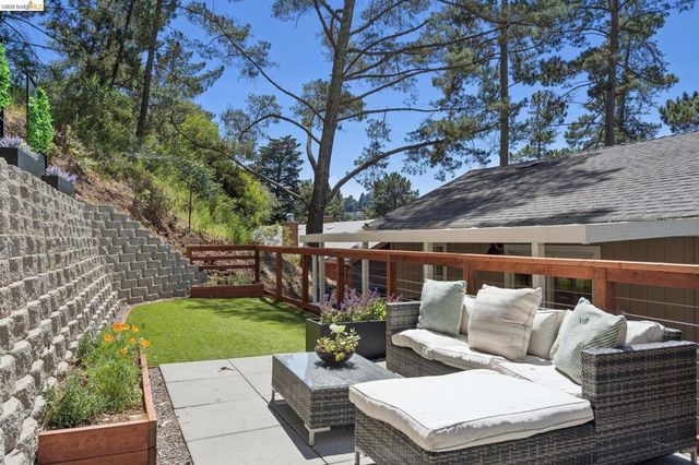 2170 Arrowhead Dr, Oakland, CA 94611