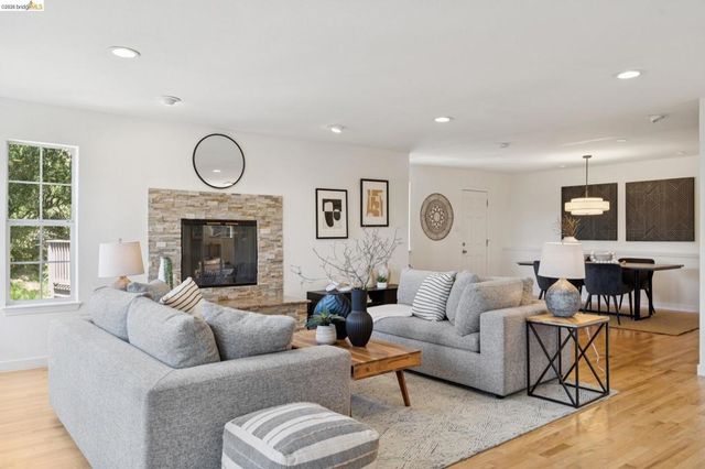 2170 Arrowhead Dr, Oakland, CA 94611