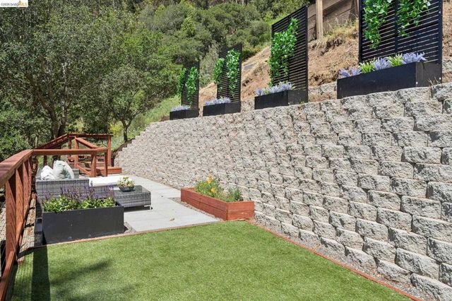 2170 Arrowhead Dr, Oakland, CA 94611