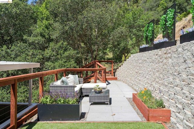 2170 Arrowhead Dr, Oakland, CA 94611