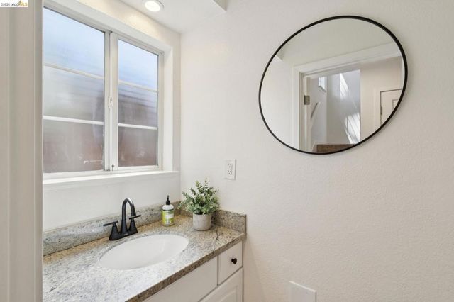 2170 Arrowhead Dr, Oakland, CA 94611