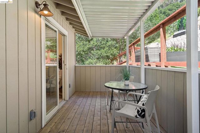 2170 Arrowhead Dr, Oakland, CA 94611