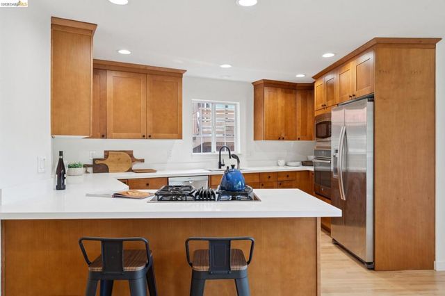 2170 Arrowhead Dr, Oakland, CA 94611