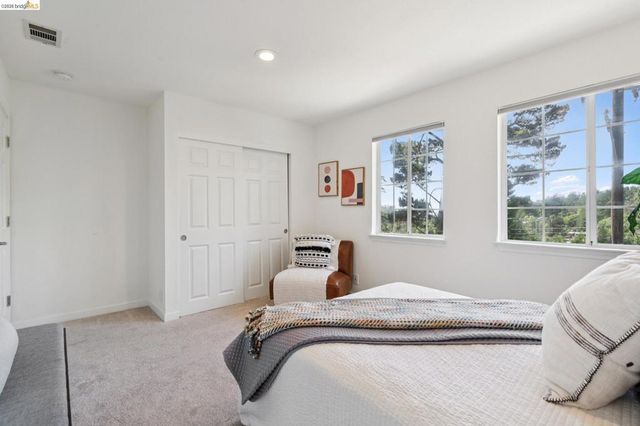 2170 Arrowhead Dr, Oakland, CA 94611