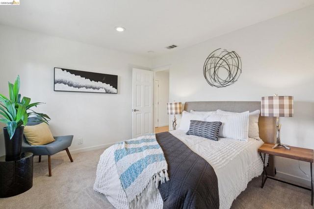 2170 Arrowhead Dr, Oakland, CA 94611