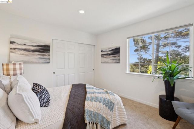 2170 Arrowhead Dr, Oakland, CA 94611