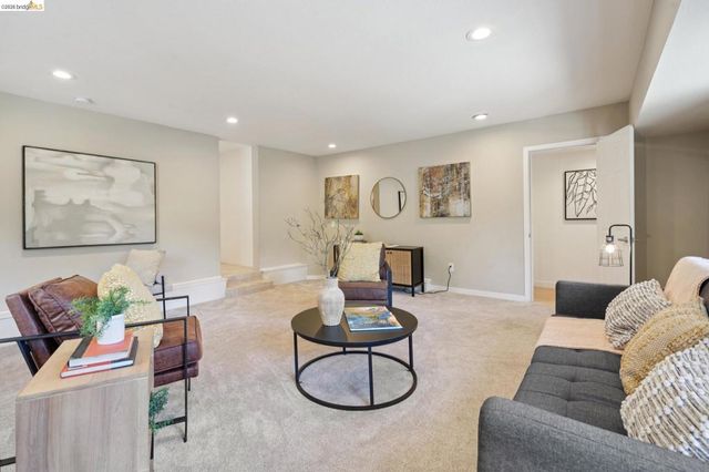 2170 Arrowhead Dr, Oakland, CA 94611
