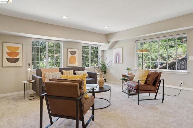 2170 Arrowhead Dr, Oakland, CA 94611