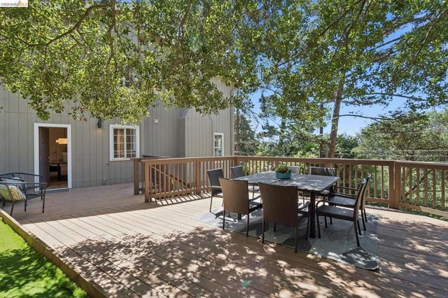 2170 Arrowhead Dr, Oakland, CA 94611