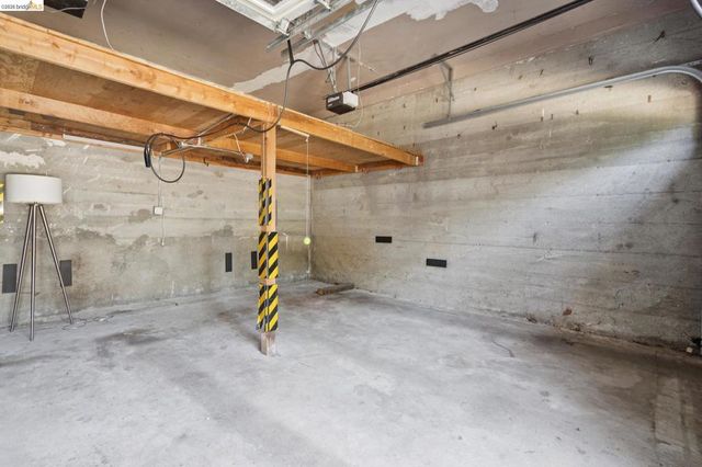 2170 Arrowhead Dr, Oakland, CA 94611
