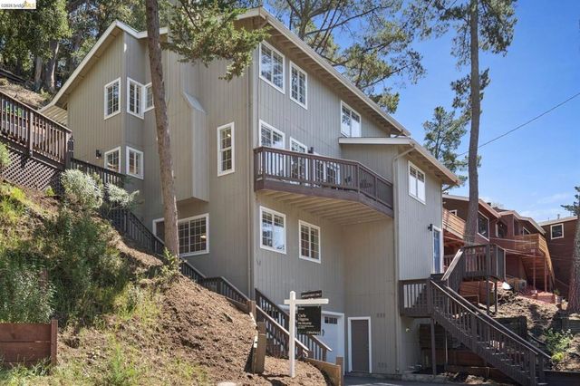 2170 Arrowhead Dr, Oakland, CA 94611