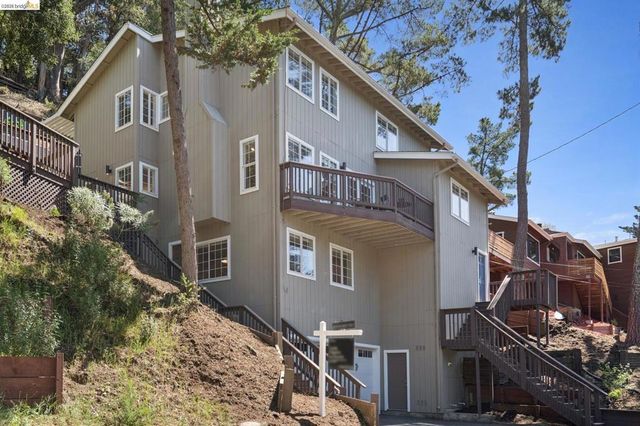 2170 Arrowhead Dr, Oakland, CA 94611
