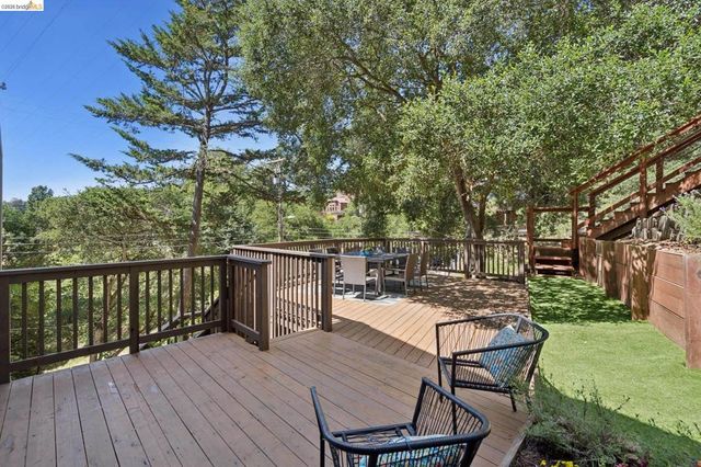 2170 Arrowhead Dr, Oakland, CA 94611