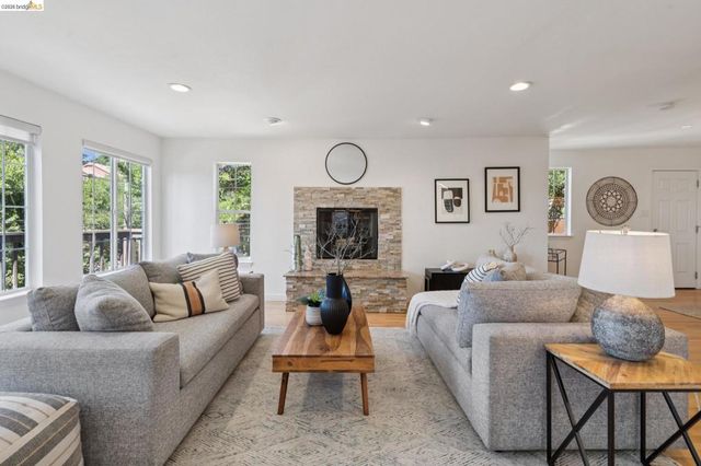 2170 Arrowhead Dr, Oakland, CA 94611