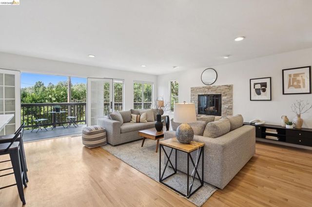 2170 Arrowhead Dr, Oakland, CA 94611