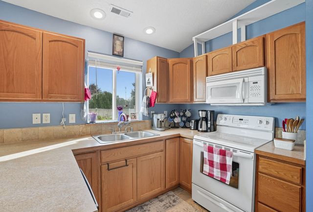 732 E Carrie Dr, Medical Lake, WA 99022
