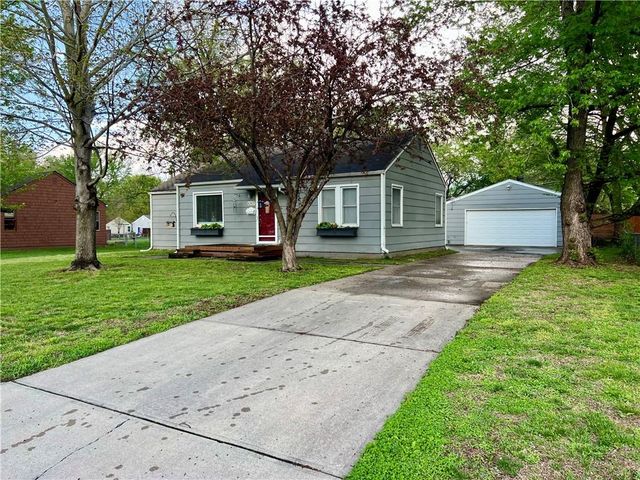 8207 Hemlock Street, Overland Park, KS 66204