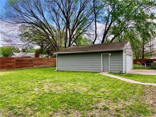 8207 Hemlock Street, Overland Park, KS 66204