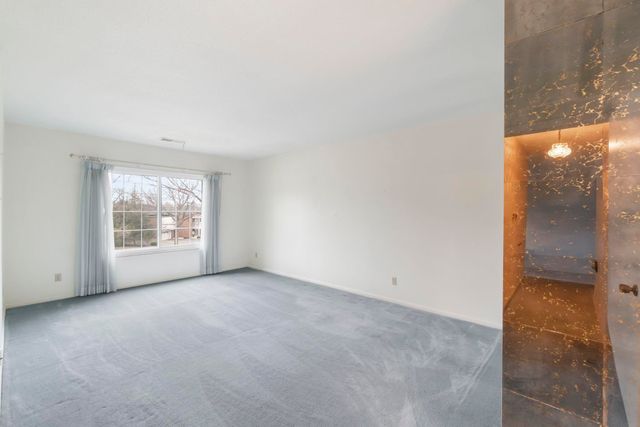 1925 Westchester Rd Apt 214, Waterloo, IA 50701