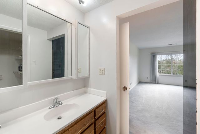 1925 Westchester Rd Apt 214, Waterloo, IA 50701