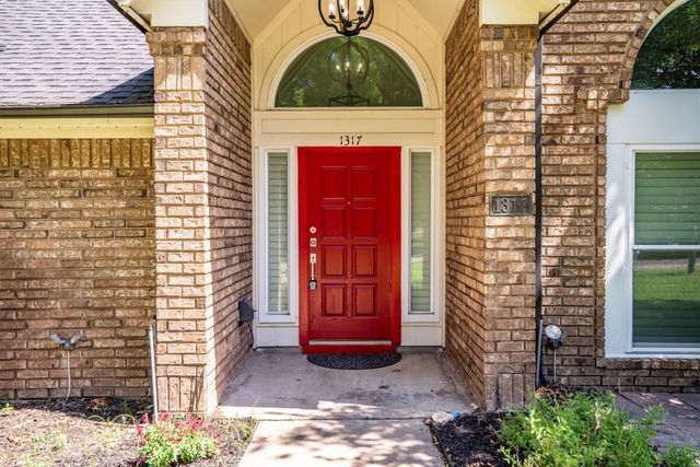 1317 Royal Palm Lane, Carrollton, TX 75007