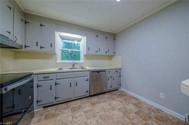 435 Lakecrest Drive, Kernersville, NC 27284