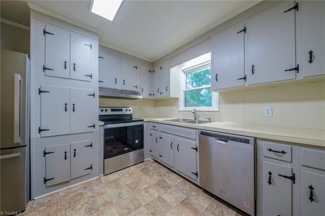 435 Lakecrest Drive, Kernersville, NC 27284