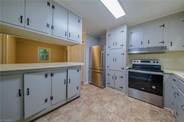 435 Lakecrest Drive, Kernersville, NC 27284