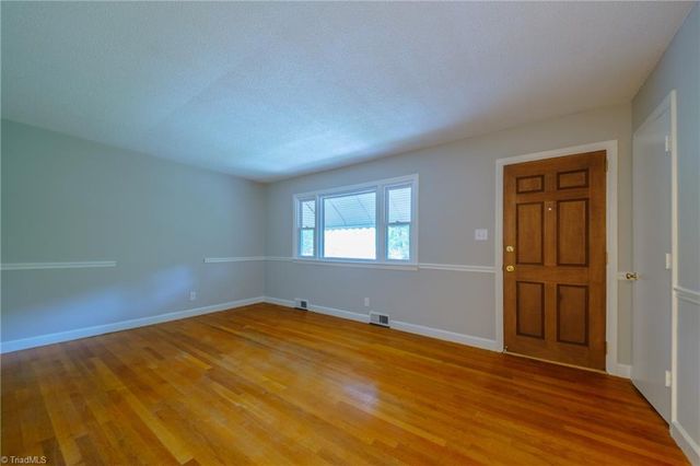 435 Lakecrest Drive, Kernersville, NC 27284
