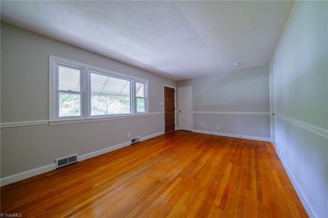 435 Lakecrest Drive, Kernersville, NC 27284