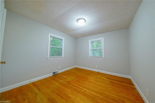 435 Lakecrest Drive, Kernersville, NC 27284
