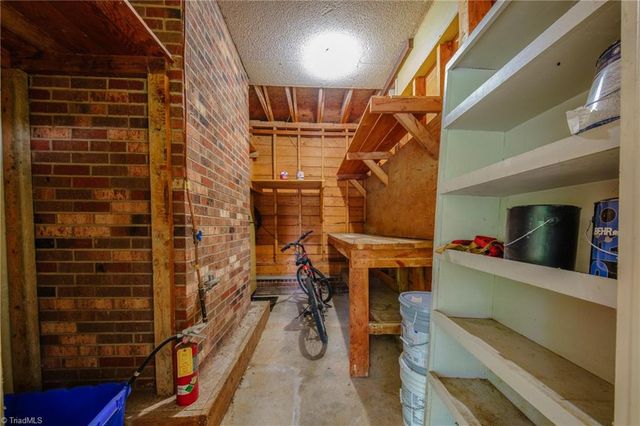435 Lakecrest Drive, Kernersville, NC 27284