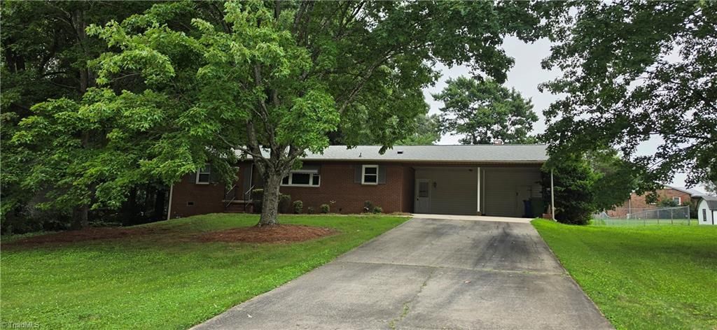 435 Lakecrest Drive, Kernersville, NC 27284