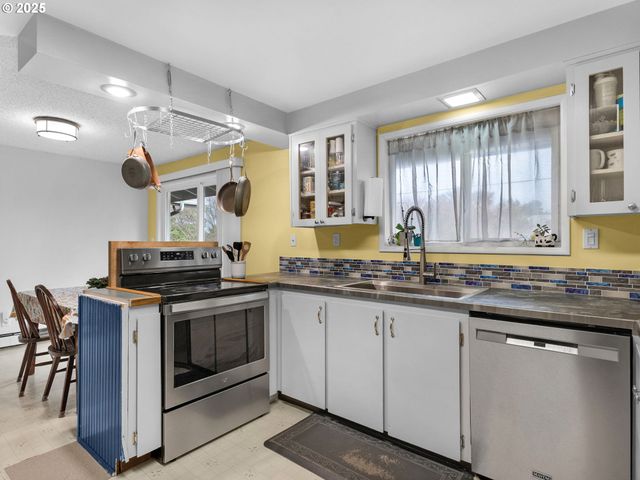 89655 SEA BREEZE Dr, Warrenton, OR 97146